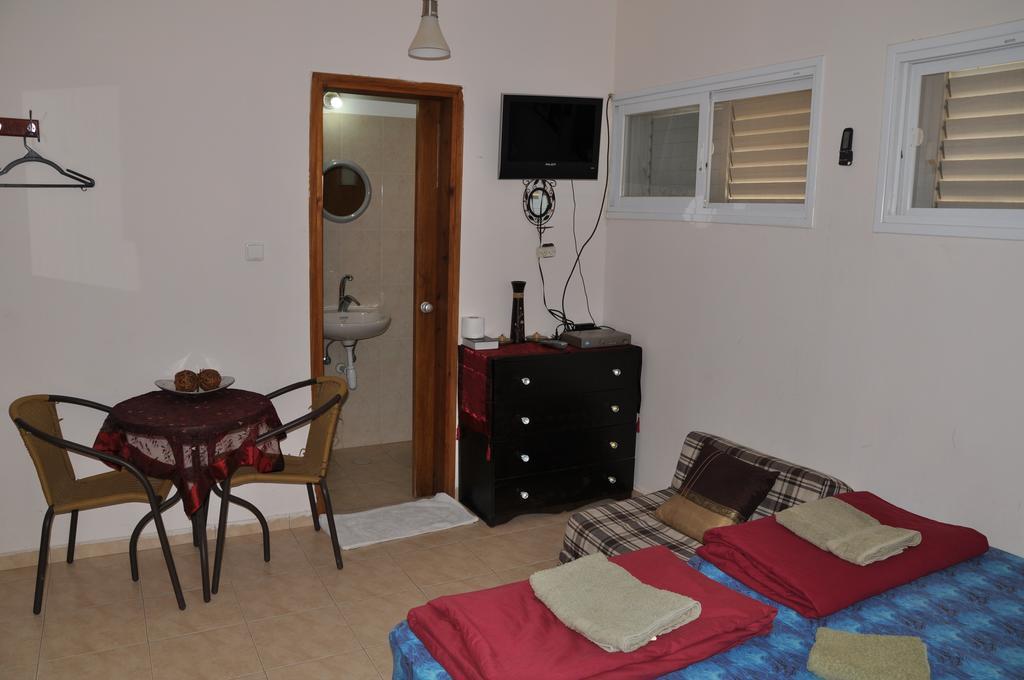 Villa Nadia Hosting Dead Sea Neve Zohar Habitación foto