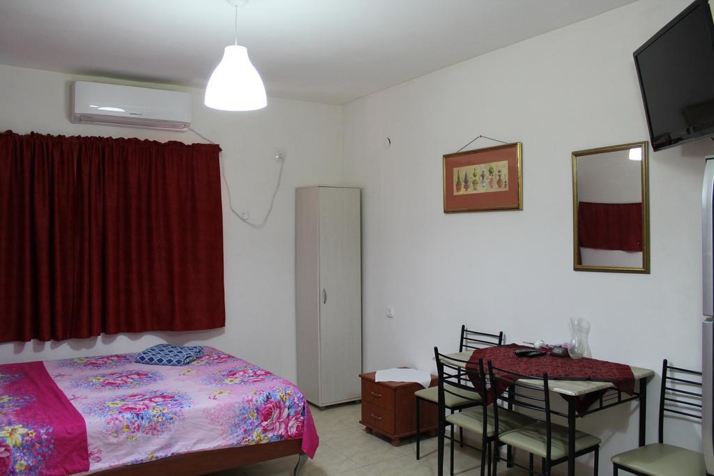 Villa Nadia Hosting Dead Sea Neve Zohar Exterior foto